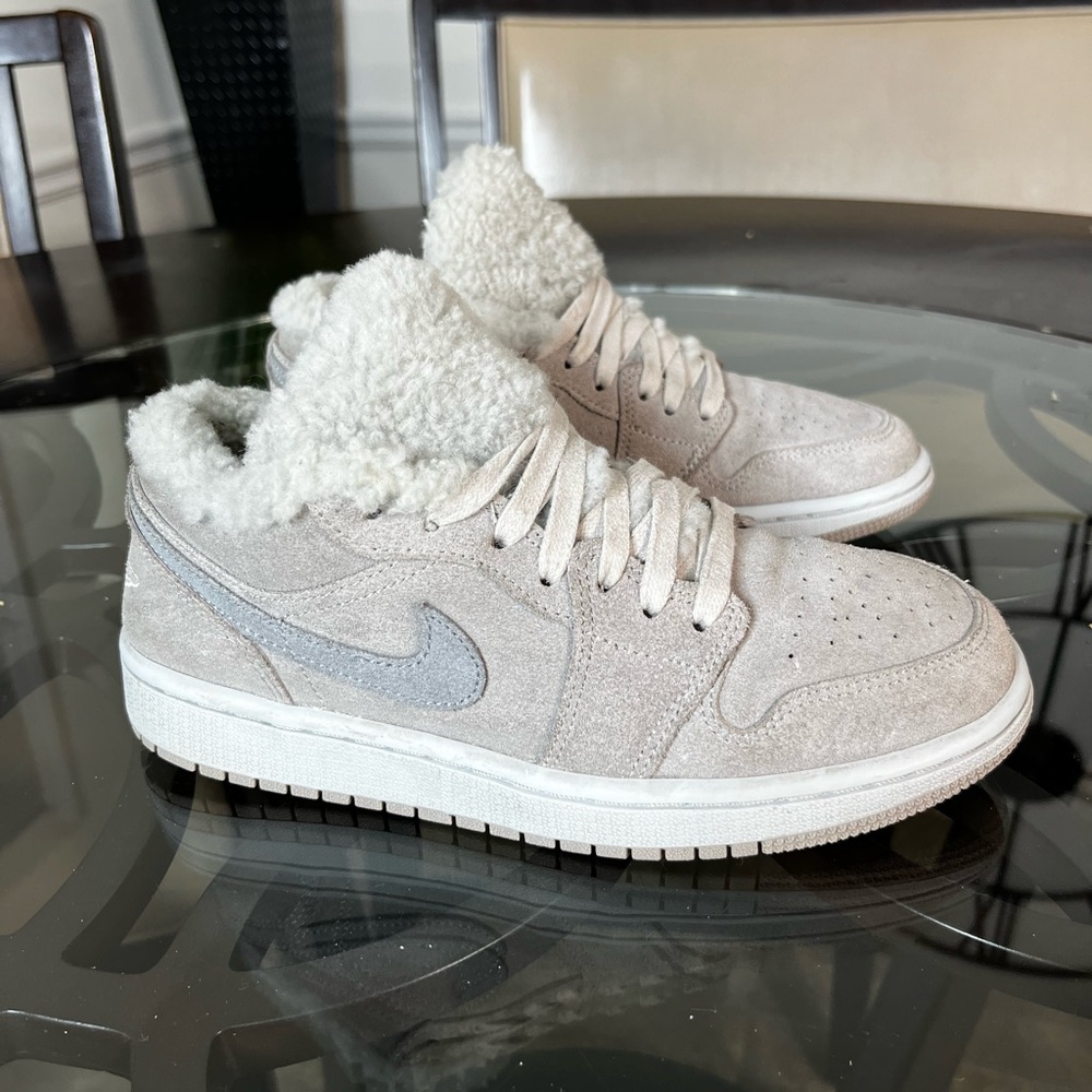 Nike Air Jordan 1 Low SE Sherpa Fleece Size 7.5 Women's - Picture 2 of 5